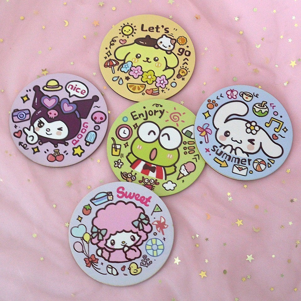 des dessous de verre en bois hyper pratiques et mignons ! Sur chaque dessous de verre, un personnage Sanrio y est représenté dans un design coloré et kawaii : Kuromi, Keroppi, Pompompurin, My sweet Piano et Cinnamoroll.