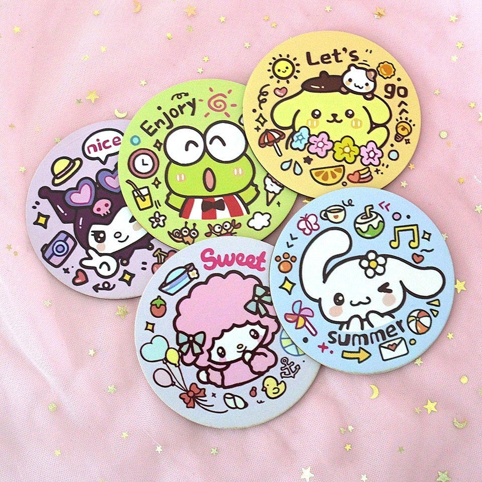 des dessous de verre en bois hyper pratiques et mignons ! Sur chaque dessous de verre, un personnage Sanrio y est représenté dans un design coloré et kawaii : Kuromi, Keroppi, Pompompurin, My sweet Piano et Cinnamoroll.