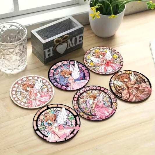 des dessous de verre en bois de superbes illustrations de Sakura Kinomoto de Card Captor Sakura. Elle a ses ailes blanches et est vêtue d'une belle robe rose élégante. Idéal pour les apéros entre amis, pour ne pas tâcher la table.
