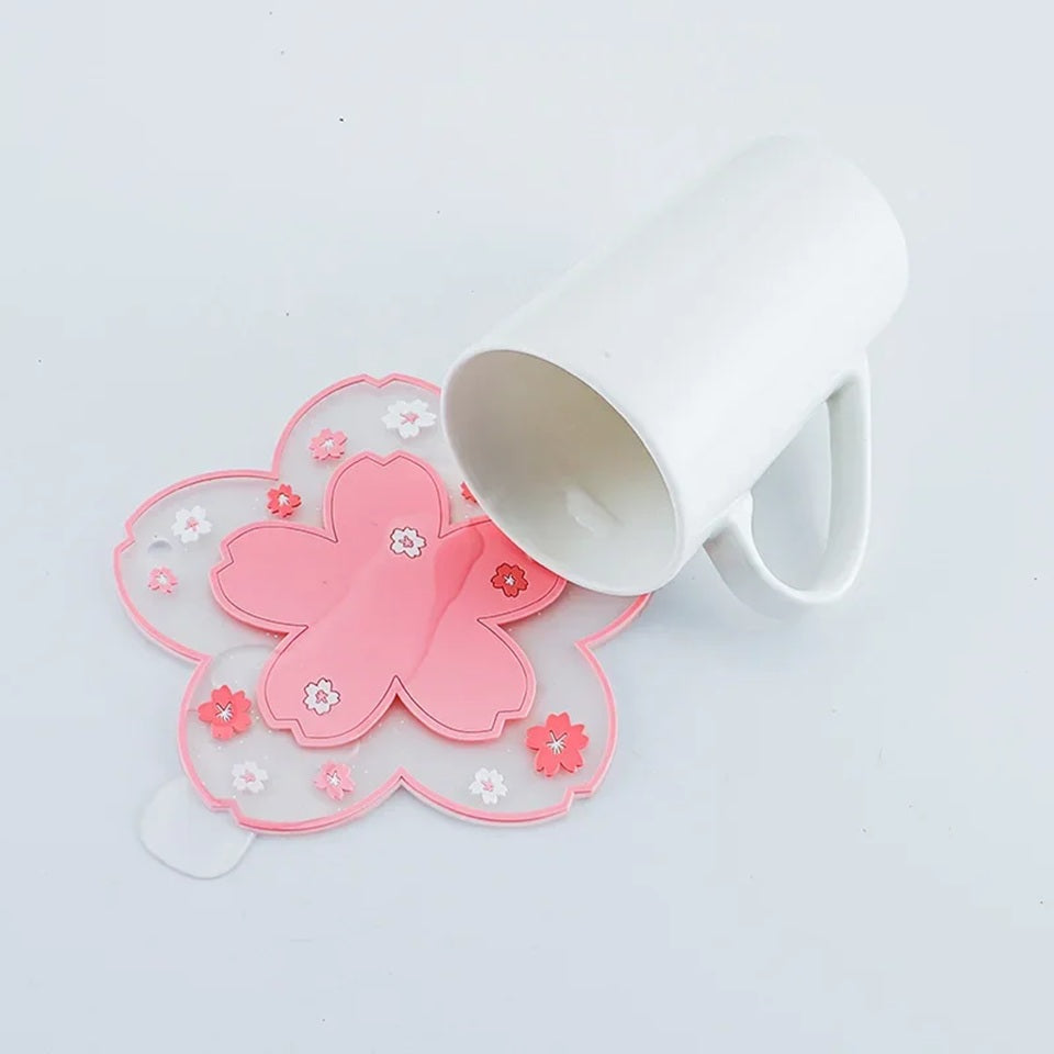 un dessous de verre en forme de fleur de sakura rose tout pailleté. Pratique, résistant, il décore avec élégance votre table