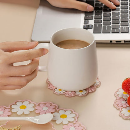 des dessous de verre formés d'une jolie ronde marguerites. En silicone, ils protègent toutes vos surfaces. Ils ajoutent une touche florale et décorative à votre table.
