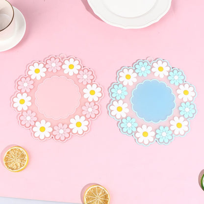 des dessous de verre formés d'une jolie ronde marguerites. En silicone, ils protègent toutes vos surfaces. Ils ajoutent une touche florale et décorative à votre table.