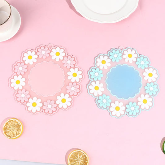 des dessous de verre formés d'une jolie ronde marguerites. En silicone, ils protègent toutes vos surfaces. Ils ajoutent une touche florale et décorative à votre table.