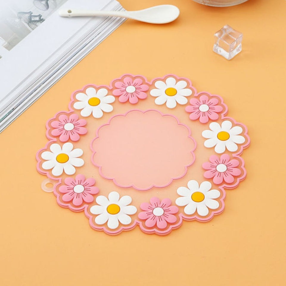 des dessous de verre formés d'une jolie ronde marguerites. En silicone, ils protègent toutes vos surfaces. Ils ajoutent une touche florale et décorative à votre table.
