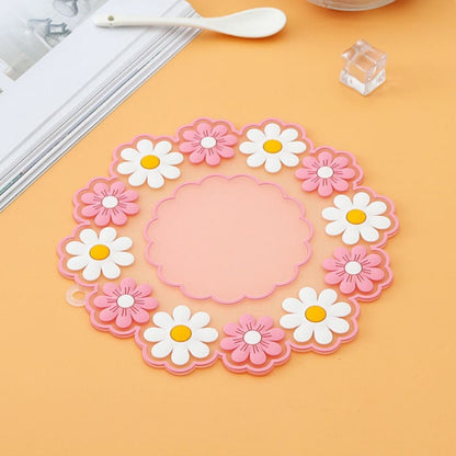 des dessous de verre formés d'une jolie ronde marguerites. En silicone, ils protègent toutes vos surfaces. Ils ajoutent une touche florale et décorative à votre table.