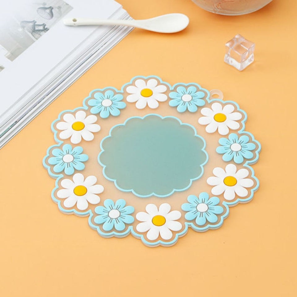 des dessous de verre formés d'une jolie ronde marguerites. En silicone, ils protègent toutes vos surfaces. Ils ajoutent une touche florale et décorative à votre table.