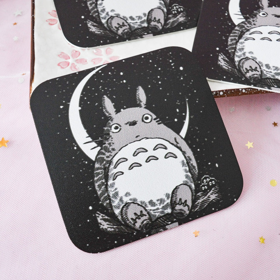 un dessous de verre de forme carré noir et blanc représentant Totoro sur un fond de lune et d'étoiles mystérieuses