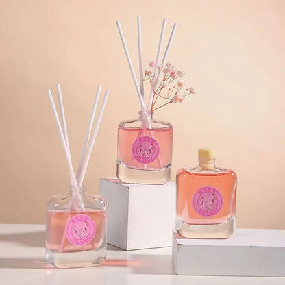 un diffuseur de parfum au sakura qui rappelle les jardins japonais remplis de sakura en fleurs. Livré avec des batônnets et des petites fleurs roses, il devient un élément de décoration raffiné et élégant créant une ambiance zen et apaisante.
