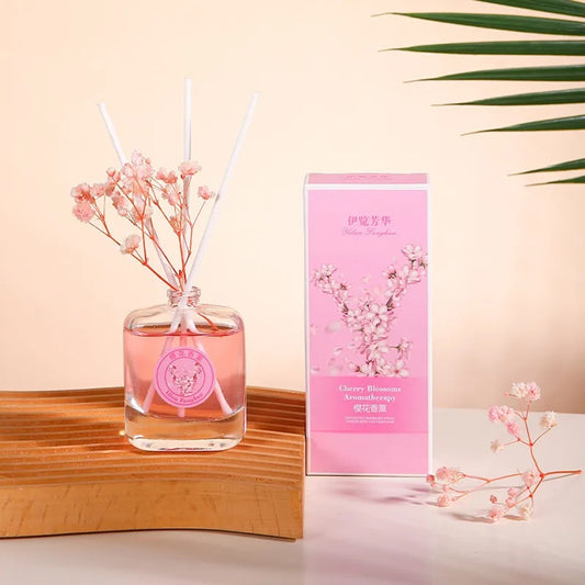 un diffuseur de parfum au sakura qui rappelle les jardins japonais remplis de sakura en fleurs. Livré avec des batônnets et des petites fleurs roses, il devient un élément de décoration raffiné et élégant créant une ambiance zen et apaisante.
