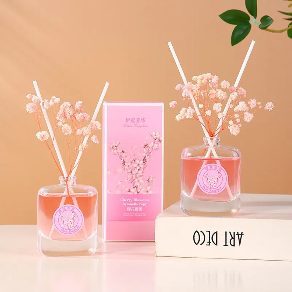 un diffuseur de parfum au sakura qui rappelle les jardins japonais remplis de sakura en fleurs. Livré avec des batônnets et des petites fleurs roses, il devient un élément de décoration raffiné et élégant créant une ambiance zen et apaisante.