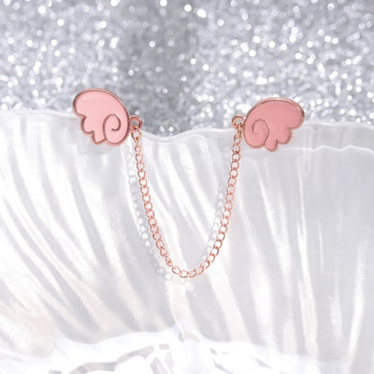un double pin's en forme d'ailes rose façon chibi et kawaii reliés chacun à l'autre par une chainette rose gold.