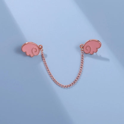 un double pin's en forme d'ailes rose façon chibi et kawaii reliés chacun à l'autre par une chainette rose gold.