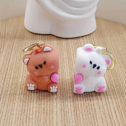 un double porte-clés composé de deux adorables oursons, un brun et un blanc, collés l'un à l'autre par un aimant; Ils partagent un coeur rose. On peut les séparer puis les réunir.