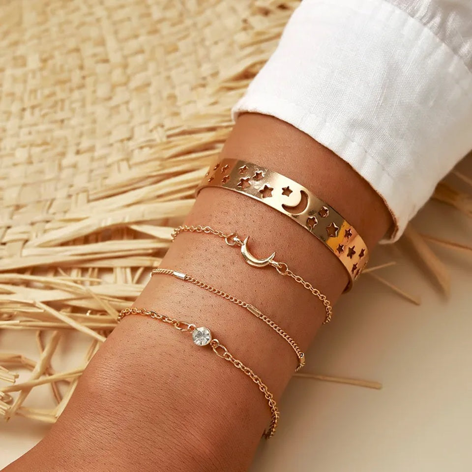 un ensemble de 4 bracelets et jonc dorés inspirés de la lune. Un bracelet avec un strass apporte de la brillance. Hommage à la lune