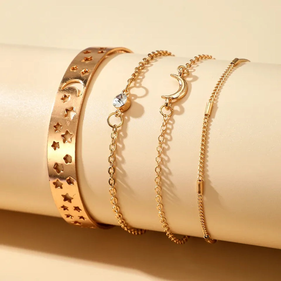 un ensemble de 4 bracelets et jonc dorés inspirés de la lune. Un bracelet avec un strass apporte de la brillance. Hommage à la lune