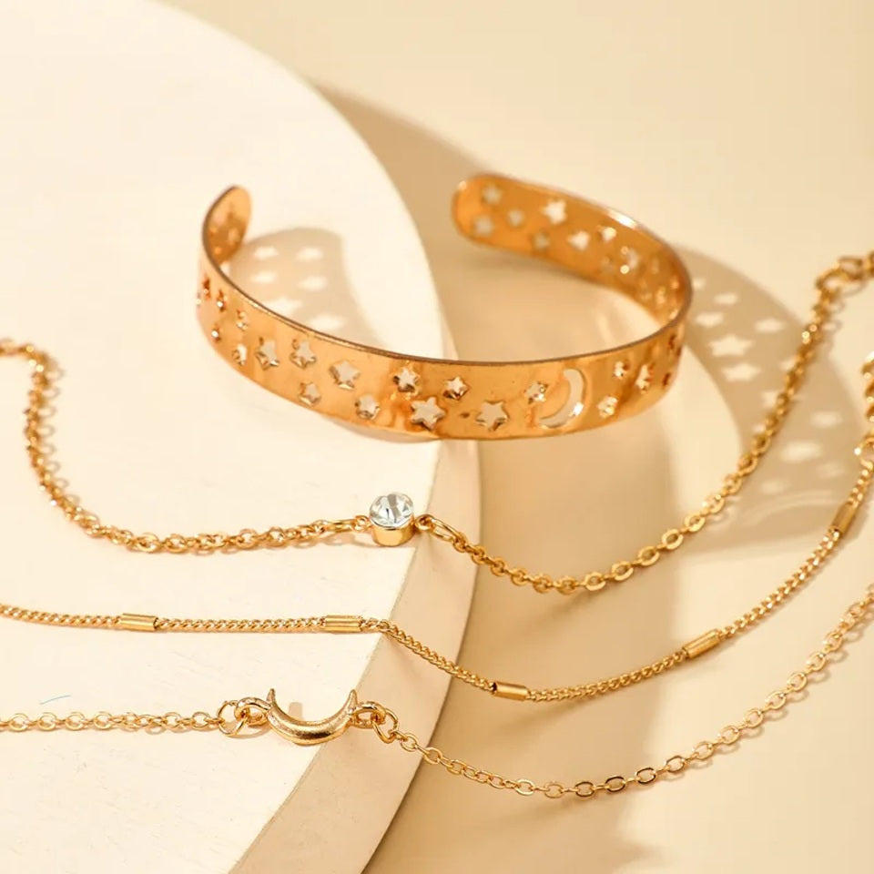 un ensemble de 4 bracelets et jonc dorés inspirés de la lune. Un bracelet avec un strass apporte de la brillance. Hommage à la lune