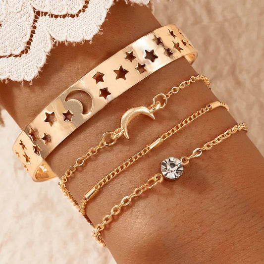 un ensemble de 4 bracelets et jonc dorés inspirés de la lune. Un bracelet avec un strass apporte de la brillance. Hommage à la lune