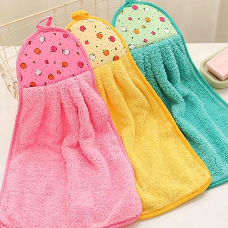 des essuie mains tout doux rose, jaune et vert au motif de pommes colorées et mignonnes. Idéal pour s'essuyer les mains ou pour pout petits travax ménagers.