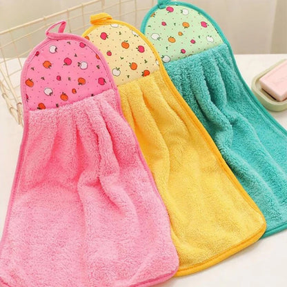 des essuie mains tout doux rose, jaune et vert au motif de pommes colorées et mignonnes. Idéal pour s'essuyer les mains ou pour pout petits travax ménagers.