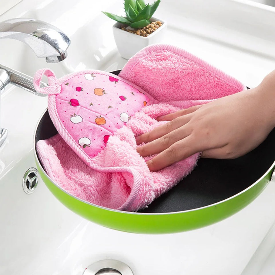 des essuie mains tout doux rose, jaune et vert au motif de pommes colorées et mignonnes. Idéal pour s'essuyer les mains ou pour pout petits travax ménagers.