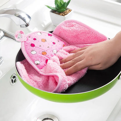 des essuie mains tout doux rose, jaune et vert au motif de pommes colorées et mignonnes. Idéal pour s'essuyer les mains ou pour pout petits travax ménagers.