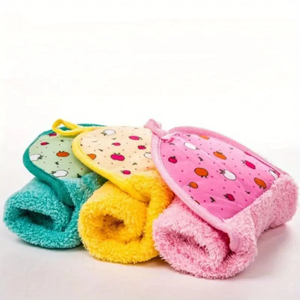 des essuie mains tout doux rose, jaune et vert au motif de pommes colorées et mignonnes. Idéal pour s'essuyer les mains ou pour pout petits travax ménagers.