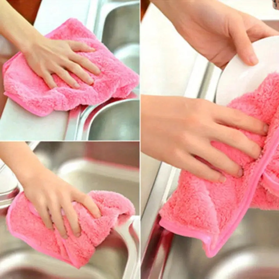 des essuie mains tout doux rose, jaune et vert au motif de pommes colorées et mignonnes. Idéal pour s'essuyer les mains ou pour pout petits travax ménagers.