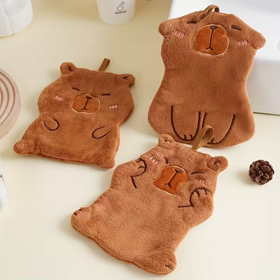 un essuie main en forme et aux couleurs d'un capybara tout tendre et mignon. Extrêmement doux, il peut aussi servir pour nettoyer des surfaces.