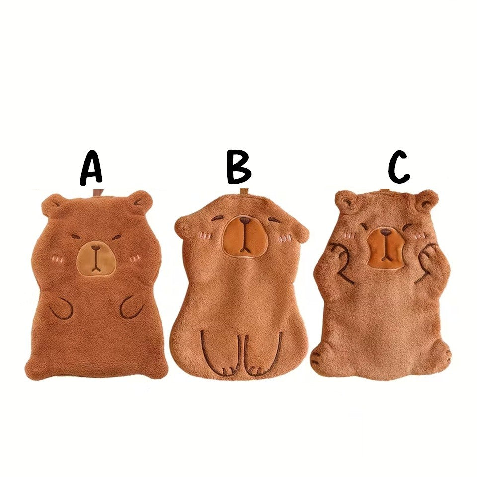 un essuie main en forme et aux couleurs d'un capybara tout tendre et mignon. Extrêmement doux, il peut aussi servir pour nettoyer des surfaces.