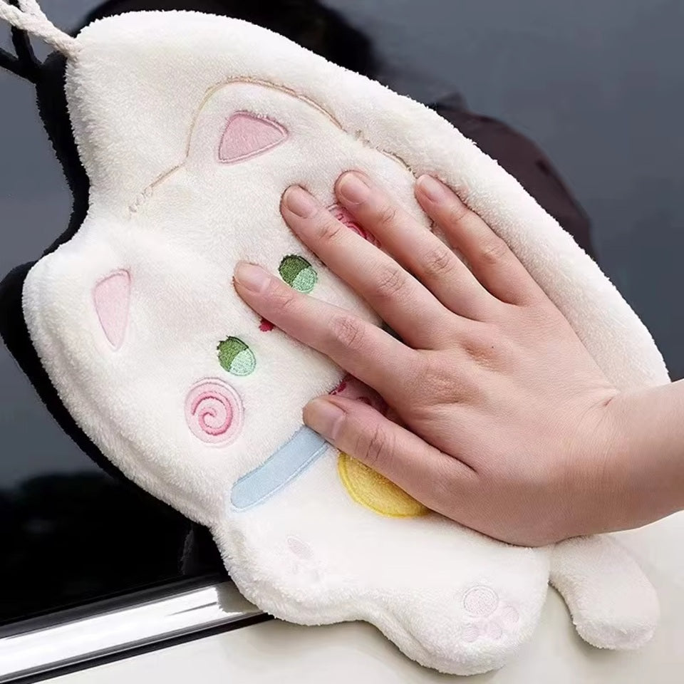 un essuie main tout doux en forme de chat blanc kawaii. il a une bouille adorable, on peut l'accrocher au mur. Pratique et utile au quotidien.