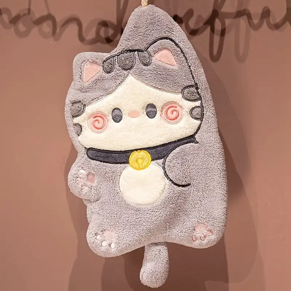 un essuie main en forme de chat gris au design hyper kawaii et adorable. Texture toute douce, accroche, il est indispensable au quotidien