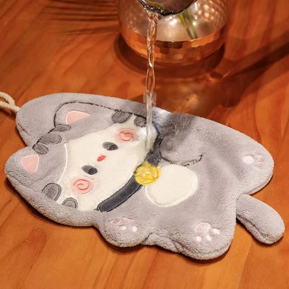 un essuie main en forme de chat gris au design hyper kawaii et adorable. Texture toute douce, accroche, il est indispensable au quotidien