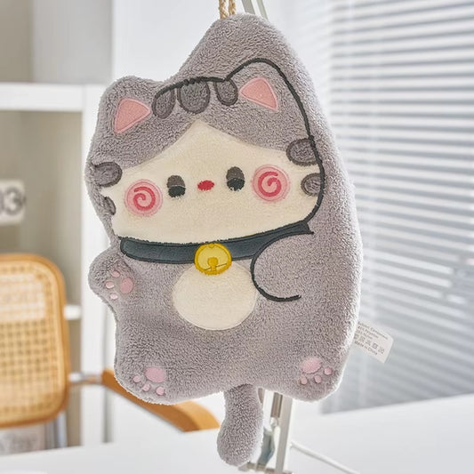 un essuie main en forme de chat gris au design hyper kawaii et adorable. Texture toute douce, accroche, il est indispensable au quotidien