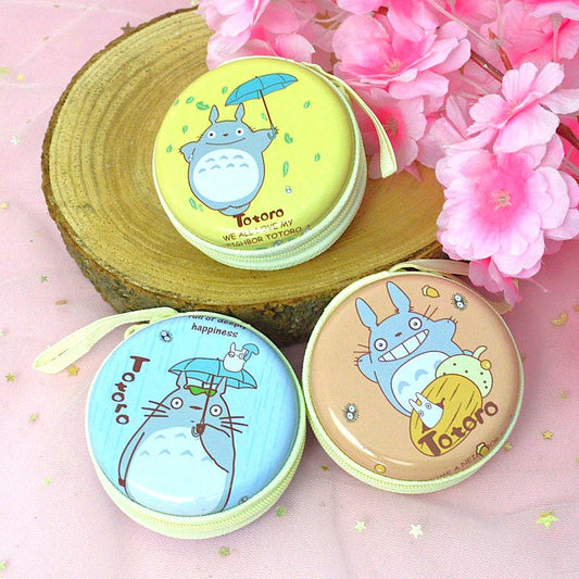 des range écouteurs ronds et métalliques illustrés de superbes dessins de Totoro et de ses amis. Idéal pour y ranger des écouteurs mais aussi des bijoux et autres petits accessoires.