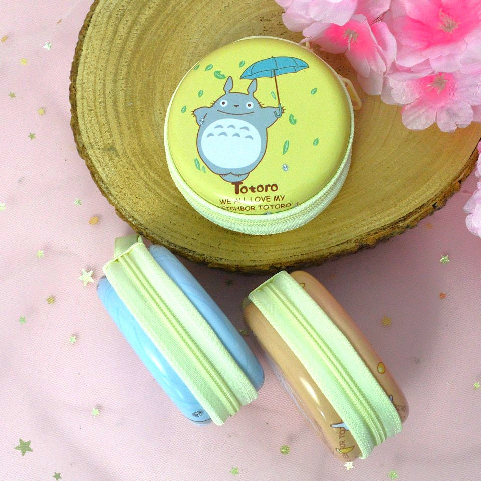 des range écouteurs ronds et métalliques illustrés de superbes dessins de Totoro et de ses amis. Idéal pour y ranger des écouteurs mais aussi des bijoux et autres petits accessoires.