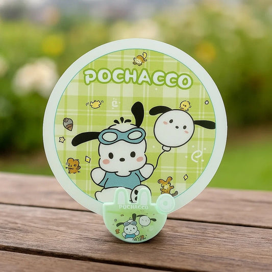 un éventail de poche pliable au design de l'adorable Pochacco. Un accessoire utile et pratique à utiliser lors des journées chaudes