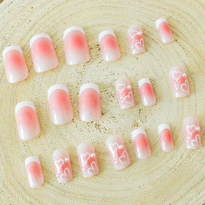 Faux ongles french manucure et coeurs blancs