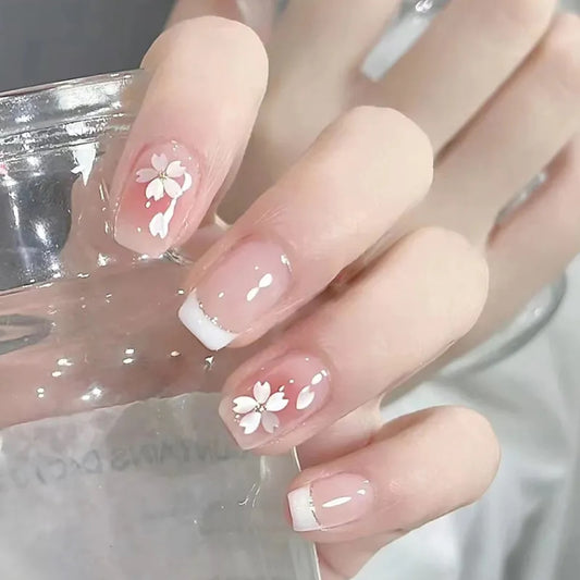 Faux ongles fleurs de sakura french manucure