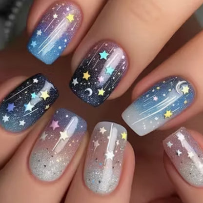 des faux ongles press on nails au motif et couleurs d'une galaxie étoilée. Dans les couleurs bleu, violet, rose et blanc, ce nail art vous transporte vers les étoiles. Faciles à et pratiques à utiliser grâce aux autocollants !