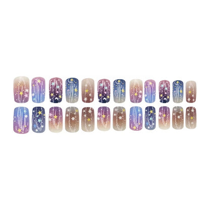 des faux ongles press on nails au motif et couleurs d'une galaxie étoilée. Dans les couleurs bleu, violet, rose et blanc, ce nail art vous transporte vers les étoiles. Faciles à et pratiques à utiliser grâce aux autocollants !