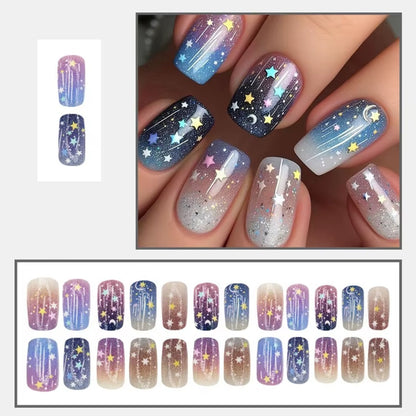 des faux ongles press on nails au motif et couleurs d'une galaxie étoilée. Dans les couleurs bleu, violet, rose et blanc, ce nail art vous transporte vers les étoiles. Faciles à et pratiques à utiliser grâce aux autocollants !
