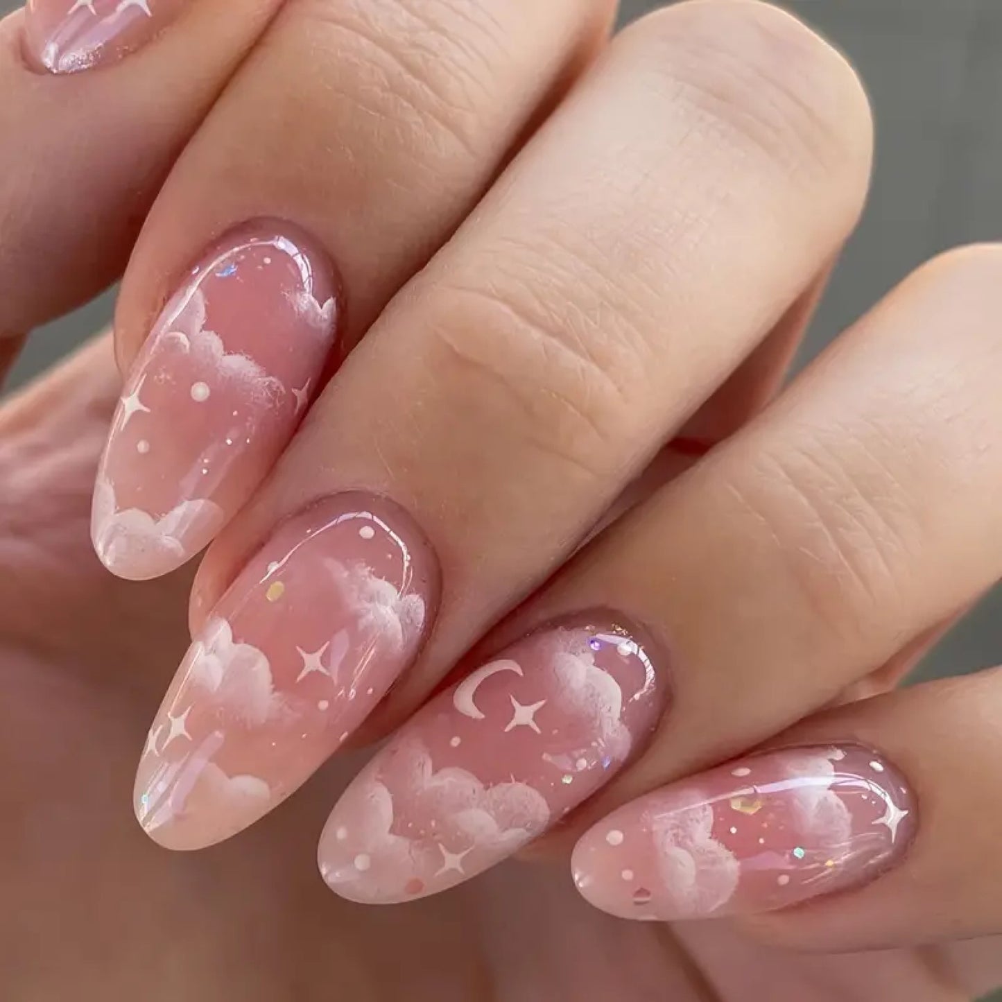 Faux ongles press on nails rose et nuages blancs