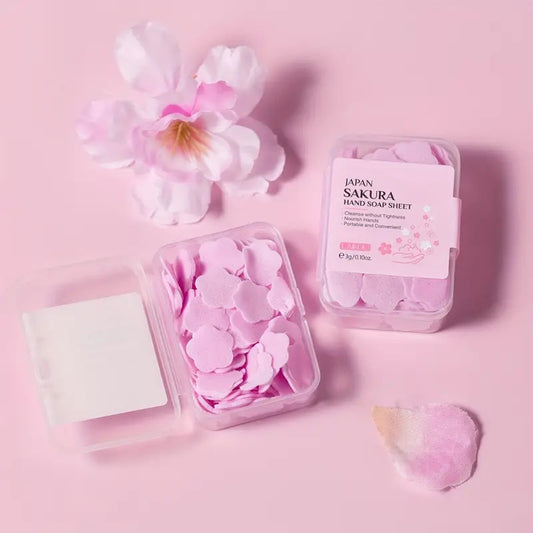 une petite boite contenant des feuilles de savon en forme de fleurs de sakura. Parfumé au sakura, elles sont pratiques pour se laver les mains dans les endroits où il n'y a pas de savon.