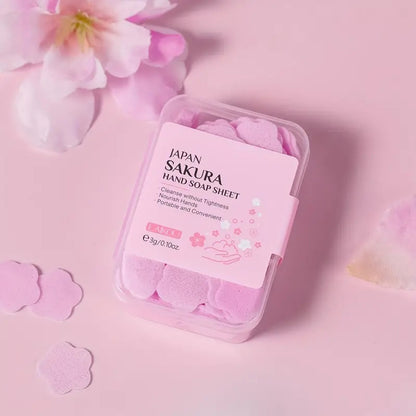 une petite boite contenant des feuilles de savon en forme de fleurs de sakura. Parfumé au sakura, elles sont pratiques pour se laver les mains dans les endroits où il n'y a pas de savon.