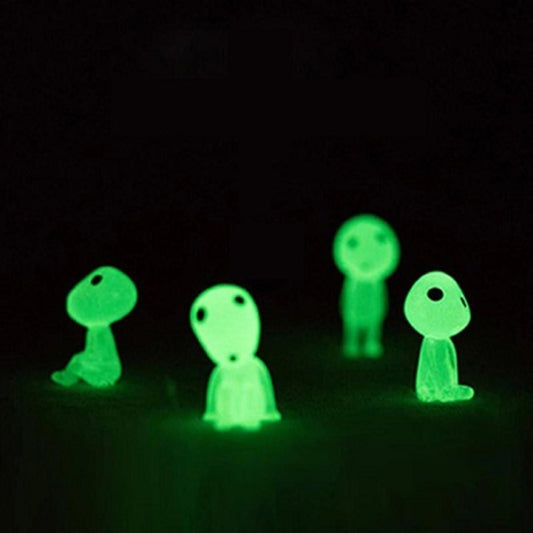 D'adorables figurines Kodama, ces petits esprits de la forêt tirés du film Princesse Mononoké. Ils sont phosphorescents et adorables avec leurs grands yeux bleus expressifs.