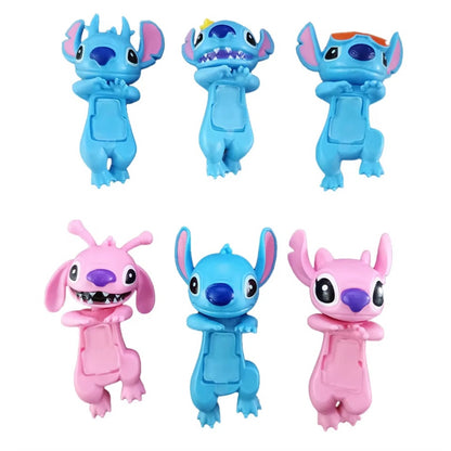une figurine mystère de Stitch ou Angel à coller sur votre smartphone, tablette ou ordinateur. Super mignon et original, c'est un accessoire adorable.