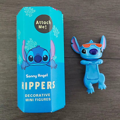 une figurine mystère de Stitch ou Angel à coller sur votre smartphone, tablette ou ordinateur. Super mignon et original, c'est un accessoire adorable.