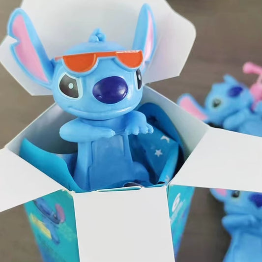 une figurine mystère de Stitch ou Angel à coller sur votre smartphone, tablette ou ordinateur. Super mignon et original, c'est un accessoire adorable.