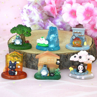 une figurine mystère qui met en scène un personnage aléatoire de l'univers Ghibli dans un décor aléatoire de ce même univers. Objet de collection ndispensable.