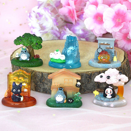une figurine mystère qui met en scène un personnage aléatoire de l'univers Ghibli dans un décor aléatoire de ce même univers. Objet de collection ndispensable.